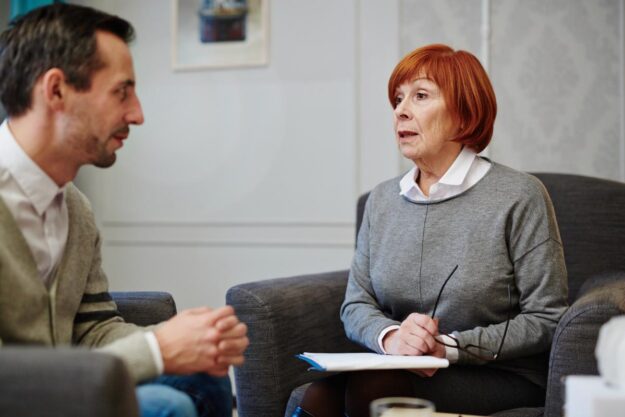 3 Benefits of Pharmacotherapy counselor explaining benefits of pharmacotherapy to patient during session