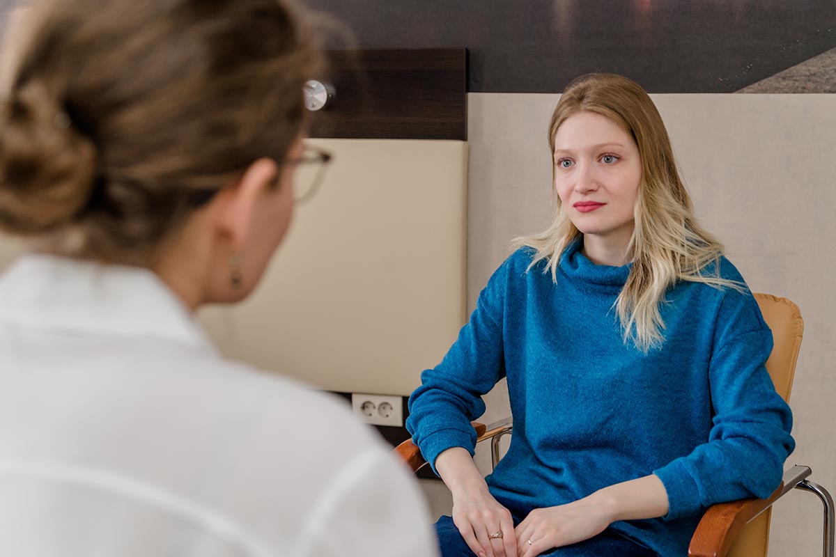 therapist explaining the most effective programs for anxiety treatment